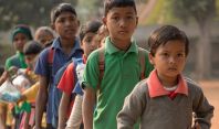 როდესაც სწავლის საფასური ნაგავია -  ინდოეთში წყვილმა ღატაკებისთვის სკოლა გახსნა 