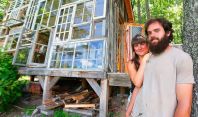 ეკოსახლი 500 დოლარად: წყვილმა ეს უჩვეულო სახლი უღრან ტყეში ააშენა 
