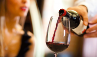 რატომ უნდა დალიონ წითელი ღვინო მწეველებმა და ქალბატონებმა