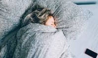 რატომ არ უნდა დაიძინოთ ანთებულ შუქში - ექიმები აბსოლუტურ სიბნელეშე ძილს გვირჩევენ