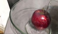 მაღაზიაში ნაყიდ ვაშლს მან ადუღებული წყალი დაასხა... და რაც ნახა, იმან თავზარი დასცა!