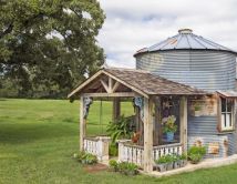 ანტიკვარული ნივთების კოლექციონერმა ძველი ბეღელი  ფერად სასტუმროდ აქცია ანტიკვარული ნივთების კოლექციონერმა ძველი ბეღელი  ფერად სასტუმროდ აქცია