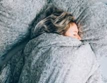 რატომ არ უნდა დაიძინოთ ანთებულ შუქში - ექიმები აბსოლუტურ სიბნელეშე ძილს გვირჩევენ
