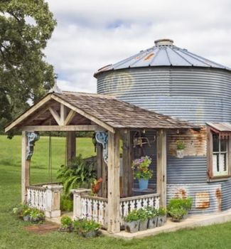 ანტიკვარული ნივთების კოლექციონერმა ძველი ბეღელი  ფერად სასტუმროდ აქცია