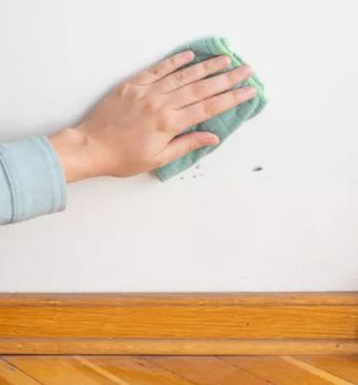 როგორ გავწმინდოთ თეთრი კედლები: ლაქების მოცილების ეფექტური გზები